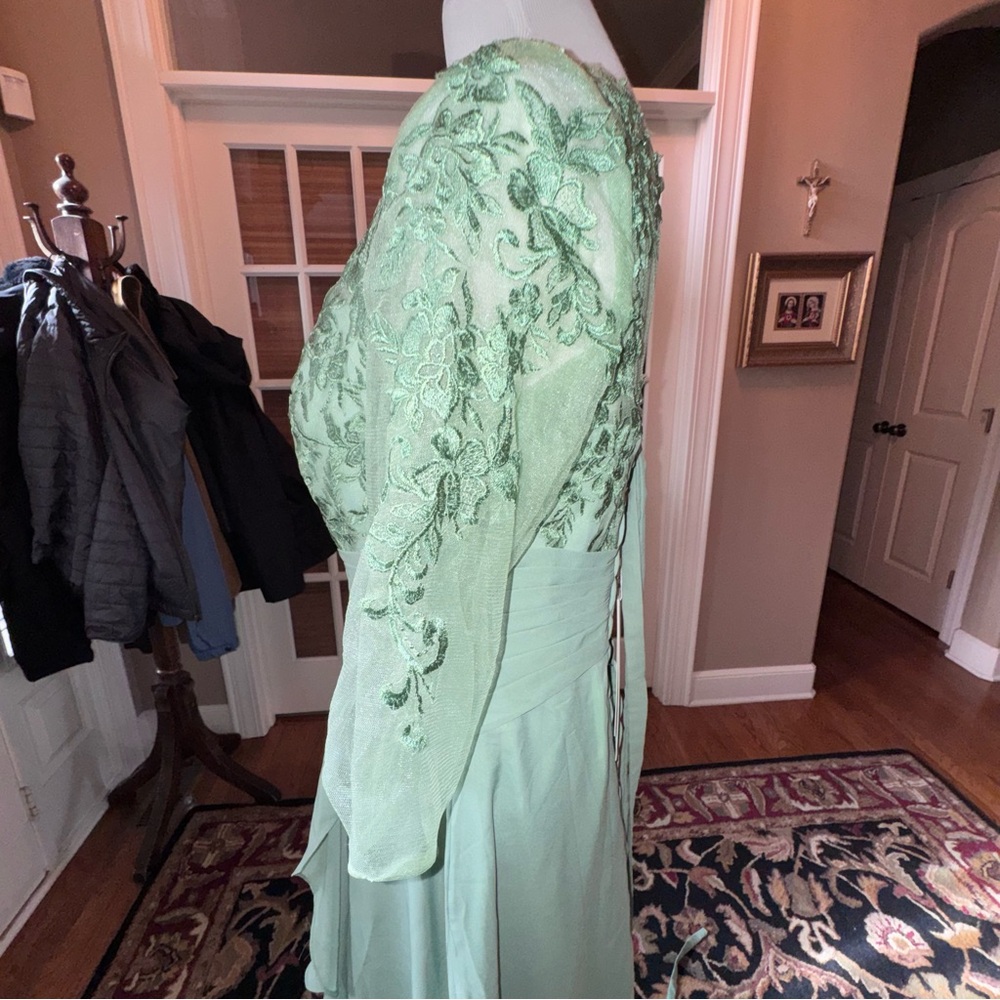 Miss Veil mint green lace and chiffon floor-length formal gown size 12 - Picture 6 of 16